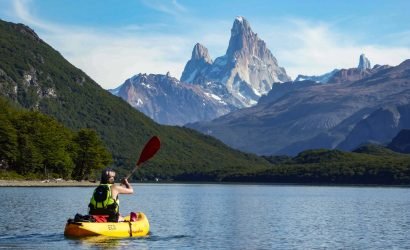 Persona remando en kayak sobre Lago del Desierto con el monte Fitz Roy de fondo