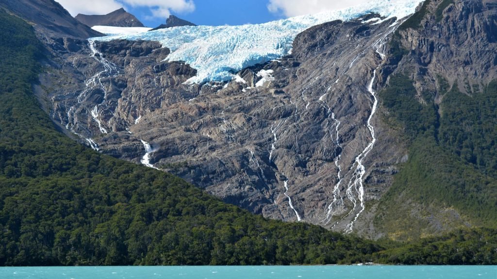 Mayo Spirit Trek -10 Cerro y glaciar Negro (from boat)