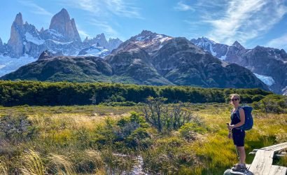 Mujer haciendo trekking con Fitz Roy de fondo